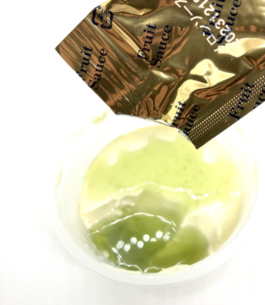 familymart-sweets-fresh-pudding-melon-special-eating-two