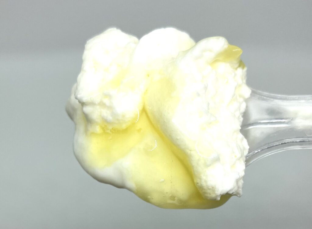 seveneleven-milk-pudding-lemon-sauce-eating