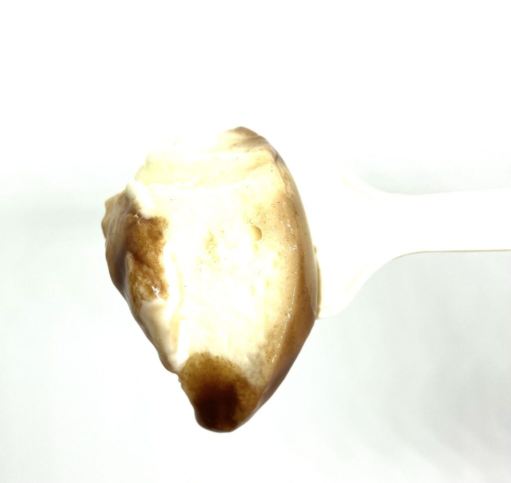 lawson-sweets-vanilla-coffee-jelly-eating