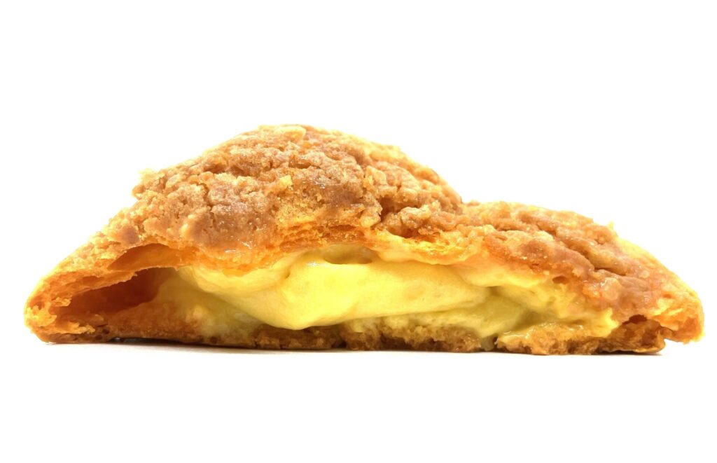 seveneleven-mango-cream-puff-eating