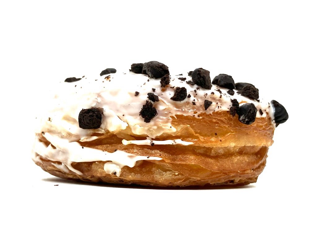 familymart-sweet-cookie-cream-croissant-donut-side
