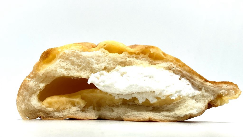 familymart-sweet-custard-cream-cream-puff-bread-eating 