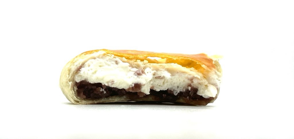 seveneleven-pie-red-beans-cream-eating 