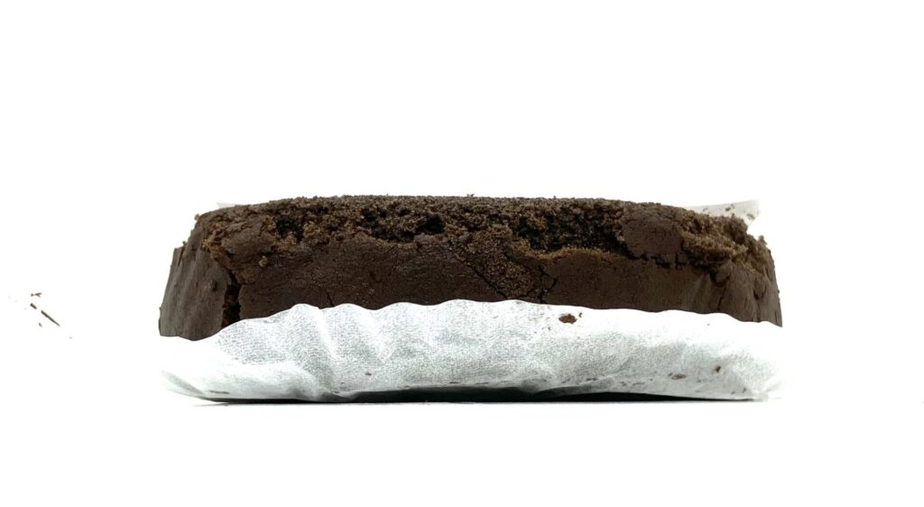 familymart-sweet-living-chocolate-roll-cake-side 