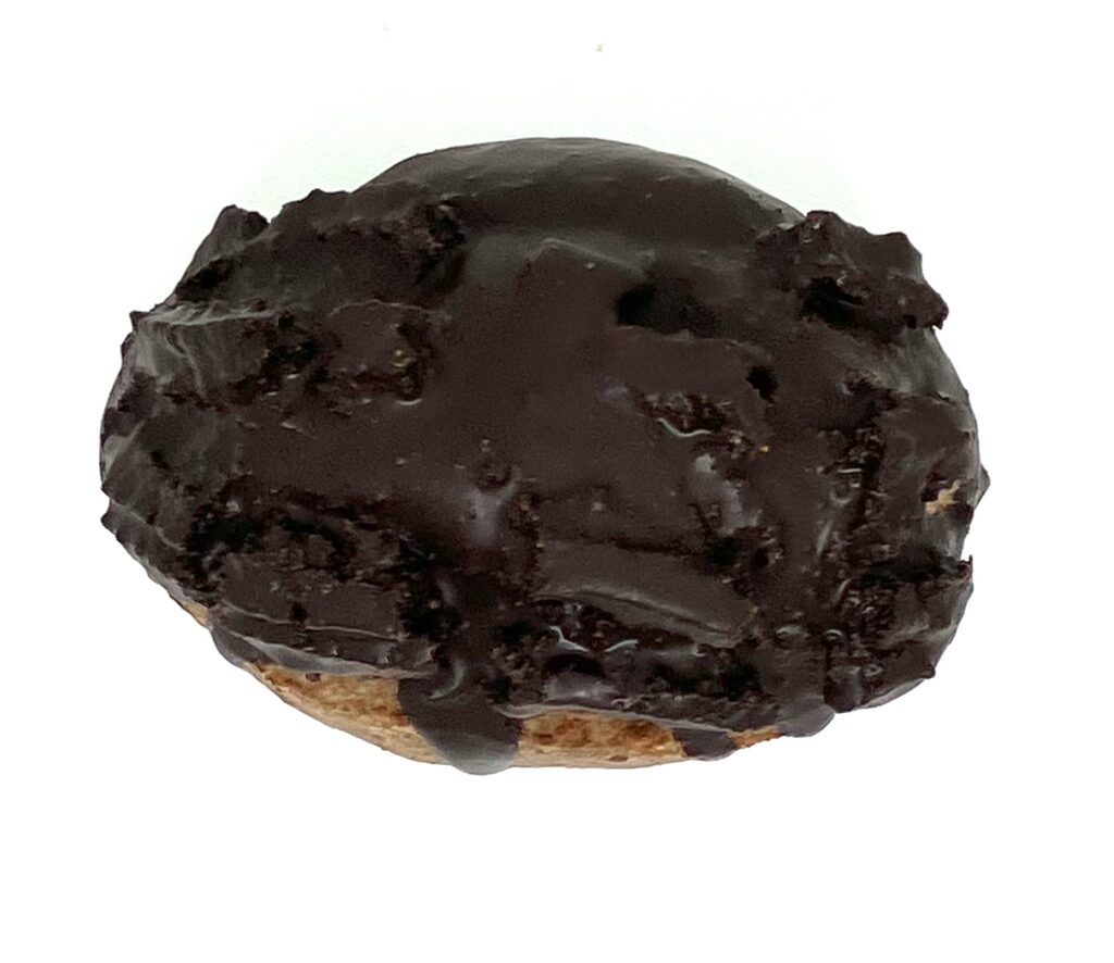 familymart-sweet-black-thunder-chocolate-cookie-eclair-up