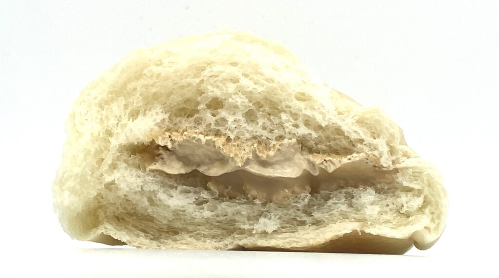 familymart-sweet-bread-double-caffè-e-llatte-eating