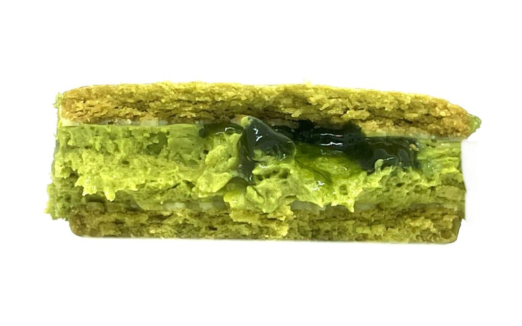 familymart-sweet-chocolate-ganache-matcha-sand-eating 