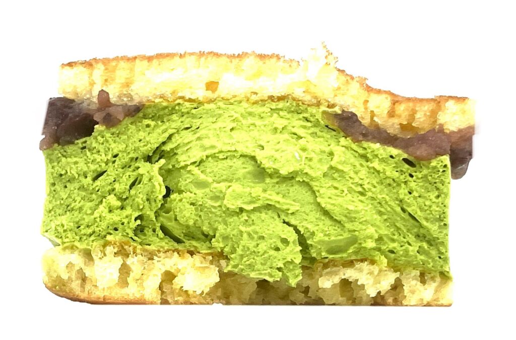 familymart-sweet-matcha-moose-red-beans-pancake-eating