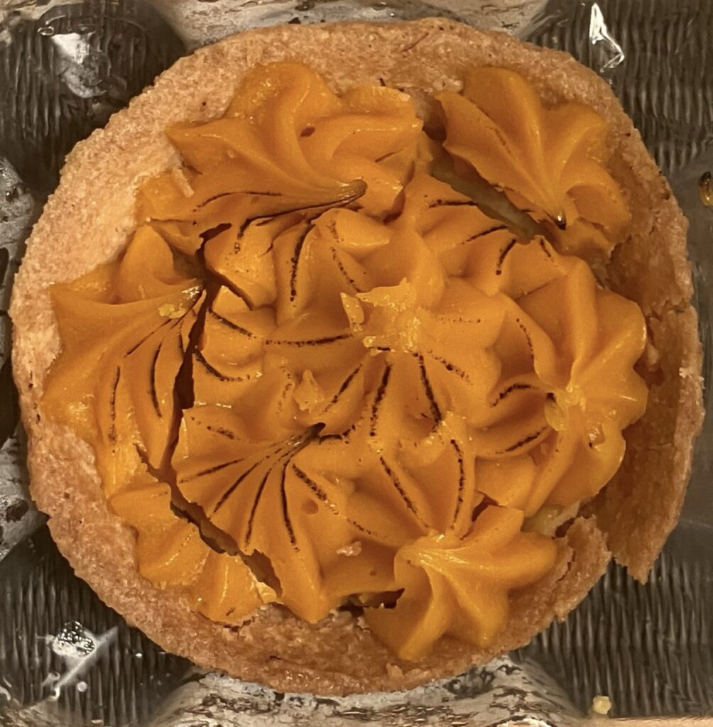 familymart-sweet-pumpkin-tarte-up