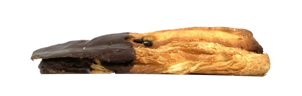familymart-sweet-scone-croissant-chocolate-side