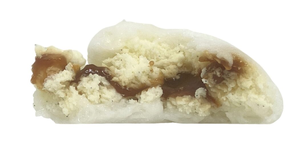familymart-sweet-vanilla-whipped-caramel-eating