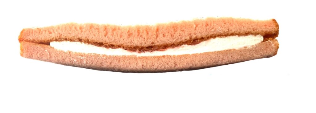 seven-eleven-sweets-chiffon-cake-strawberry-jam-whip-cream-side