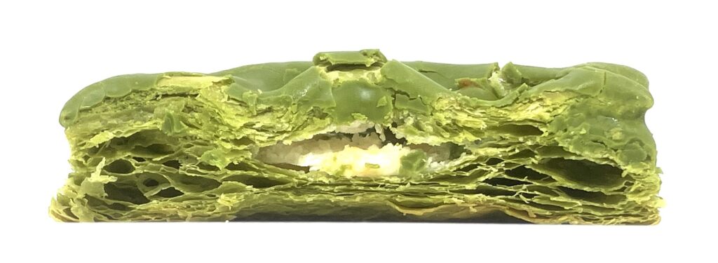 seven-eleven-sweets-matcha-white-chocolate-cream-eating
