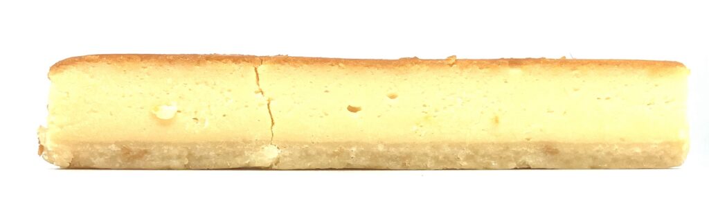 familymart-sweet-baked-cheesecake-one-hand-side
