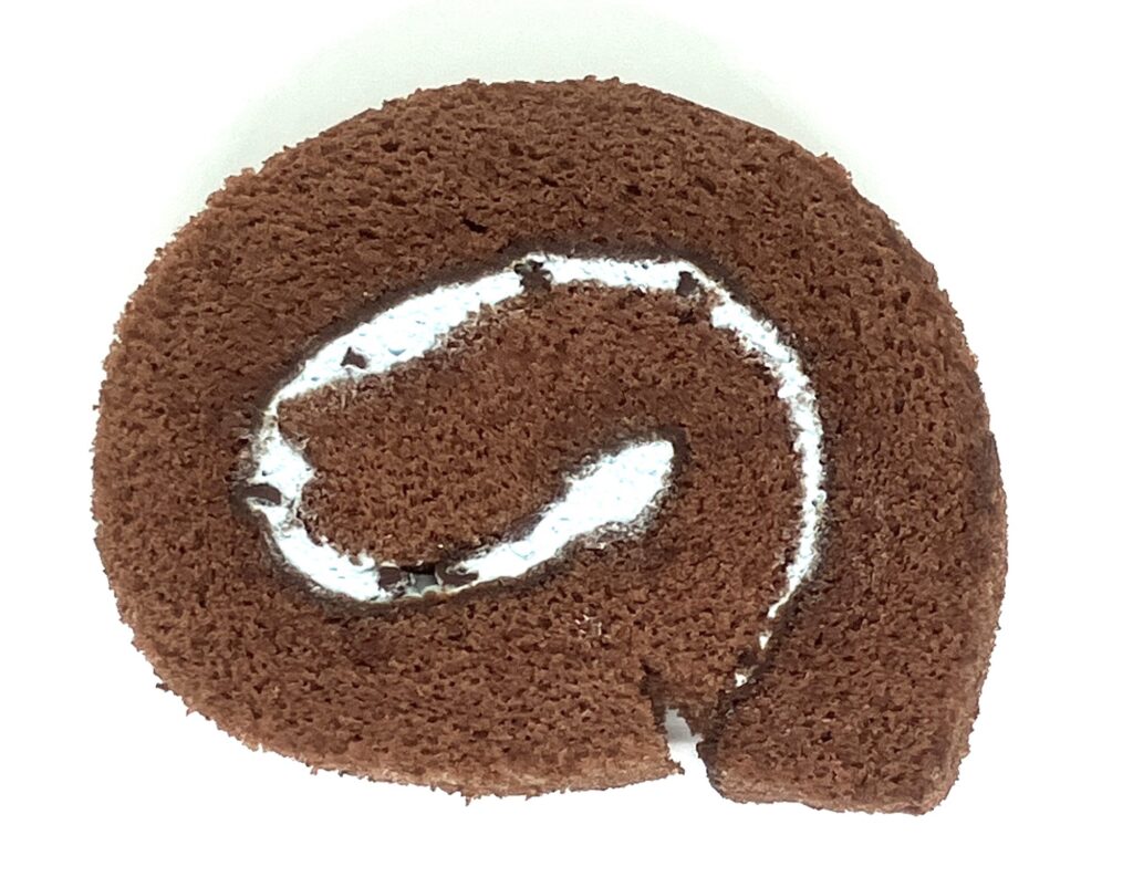 familymart-sweet-choco-mint-roll-cake-up