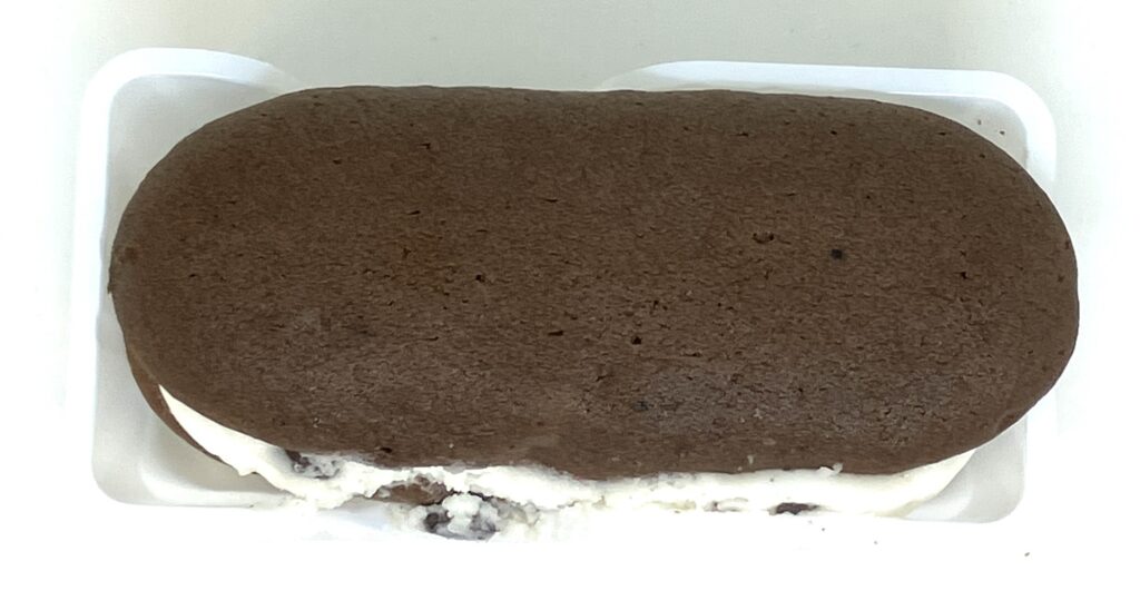 familymart-sweet-cookie-vanilla-cream-sand-up