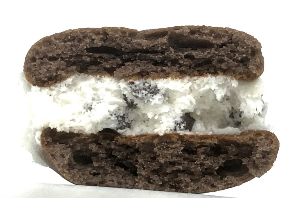 familymart-sweet-cookie-vanilla-cream-sand-eating