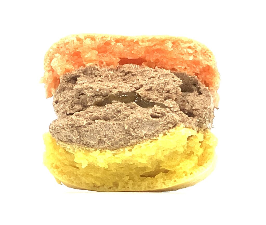 familymart-sweet-macaron-chocolate-passion-pine-eating