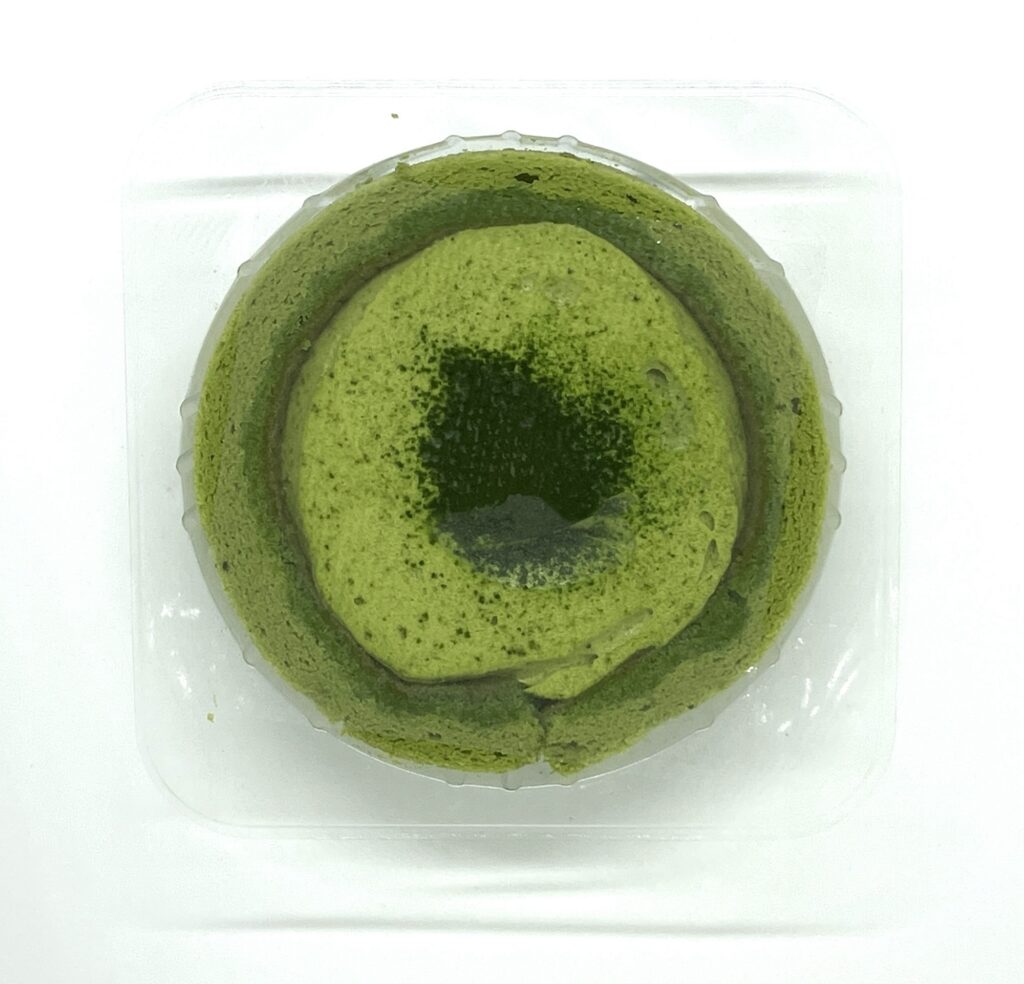 familymart-sweet-matcha-role-cake-up