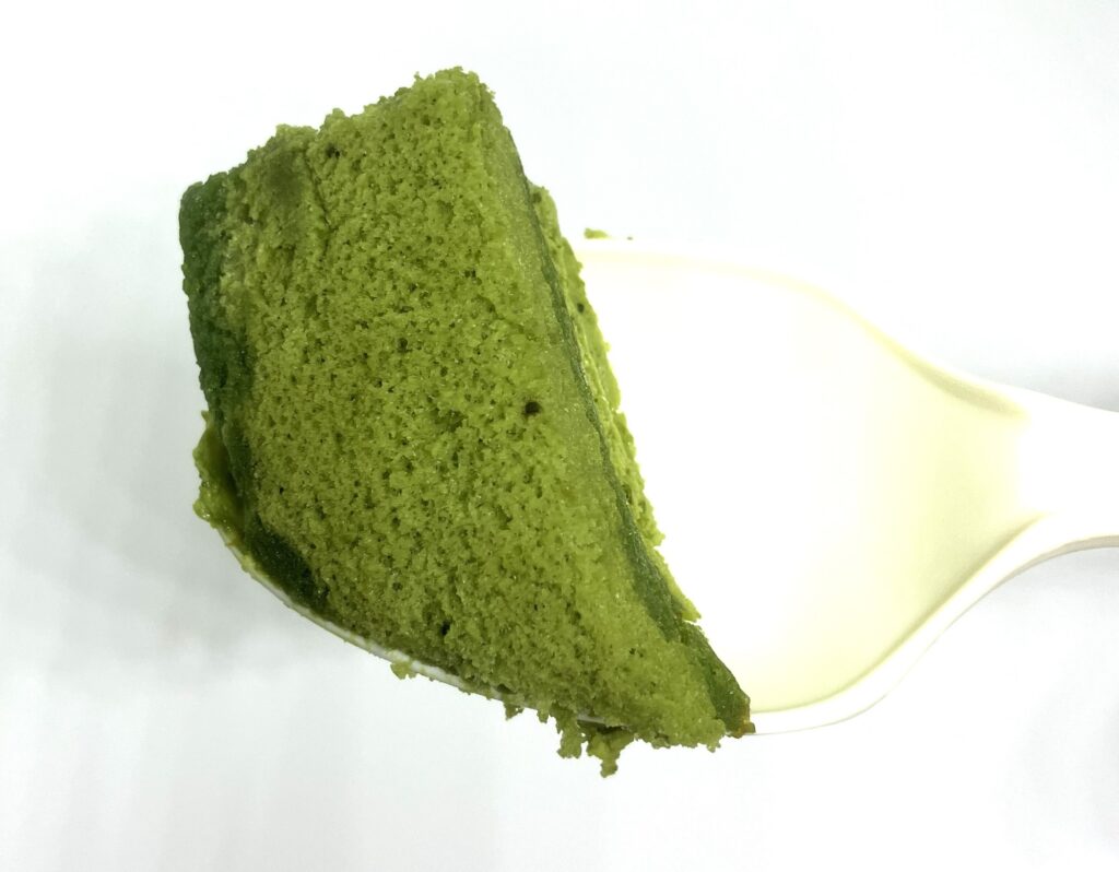 familymart-sweet-matcha-role-cake-eating