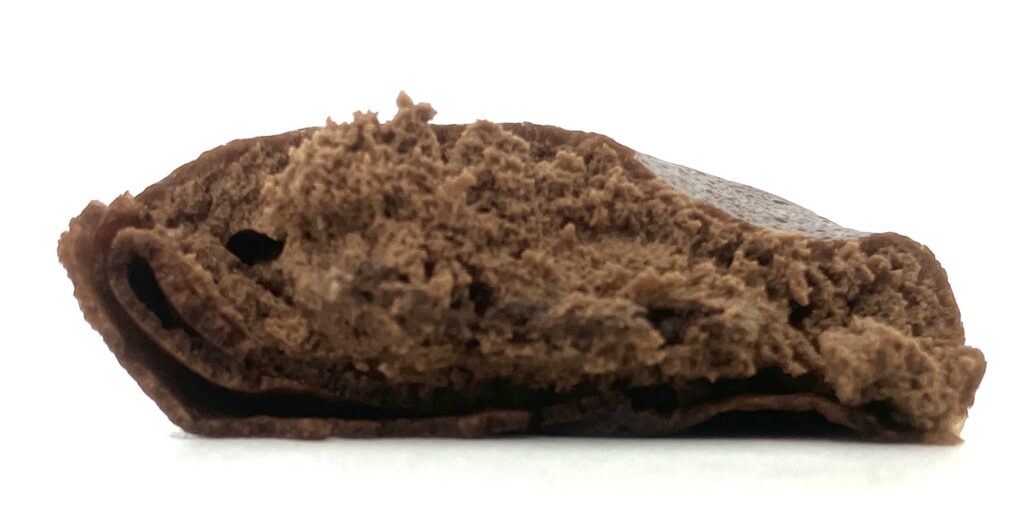 lawson-sweets-chocolate-crepe-eating