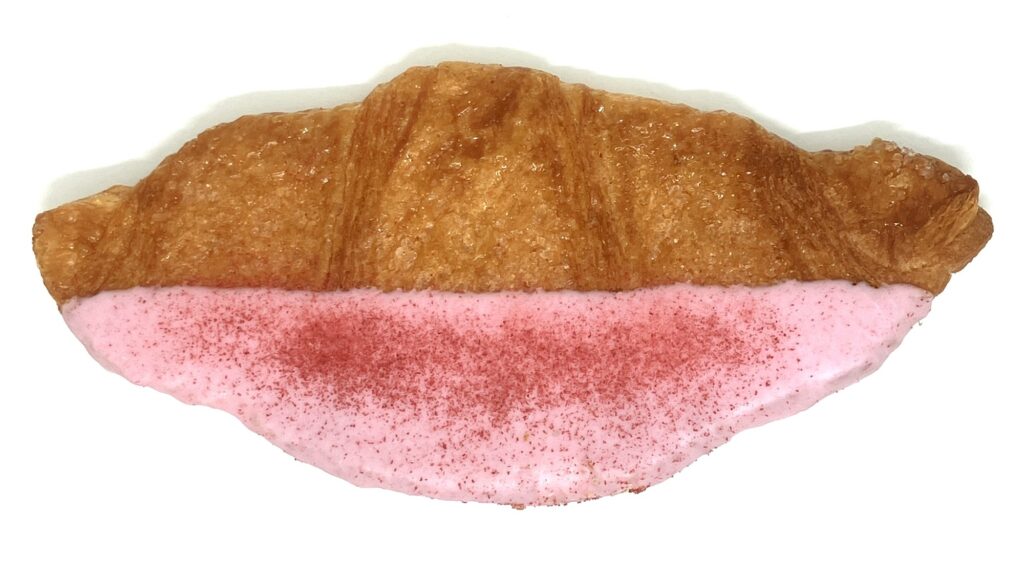 seven-eleven-sweets-strawberry-crispy-croissant-up