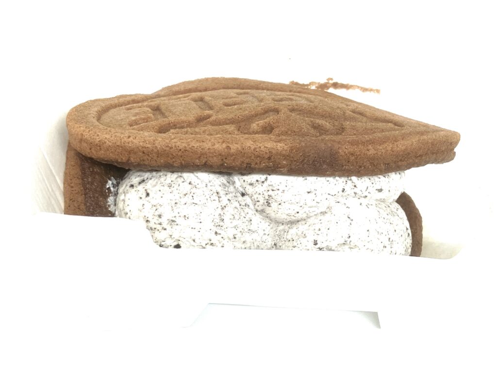 familymart-sweets-cookie-cream-waffle-side