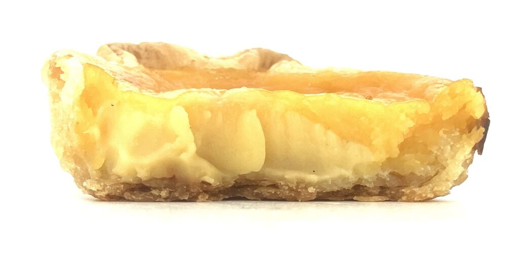 lawson-sweets-egg-tarte-eating