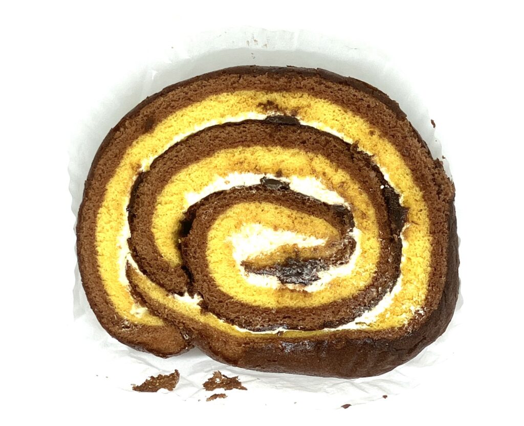familymart-sweets-choco-banana-role-cake-up
