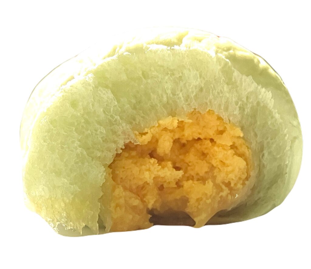 familymart-sweets-melon-cream-whip-coronet-eating