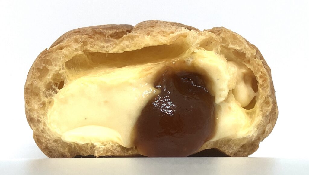 familymart-sweets-pudding-flavor-cream-puff-eating
