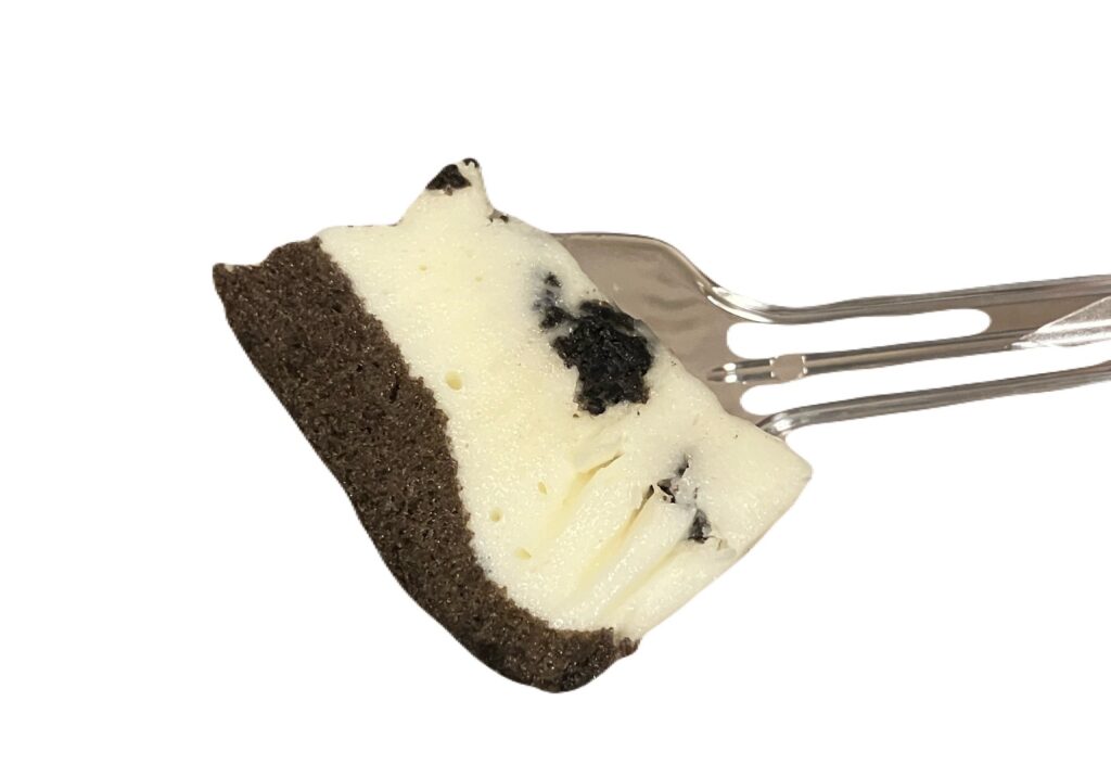 seven-eleven-sweets-cocoa-sponge-cookie-eating 