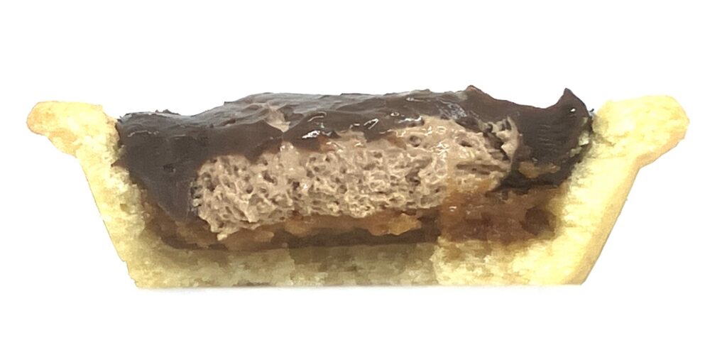 familymart-sweets-chocolate-caramel-tarte-eating