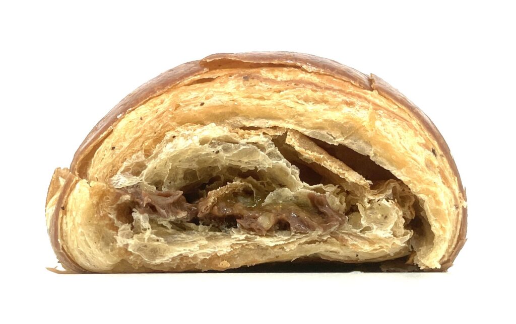 familymart-sweets-earl-gray-croissant-eating