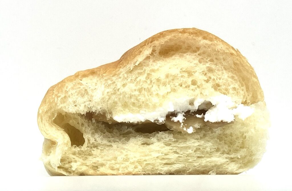 familymart-sweets-mont-blanc-cream-whipped-eating