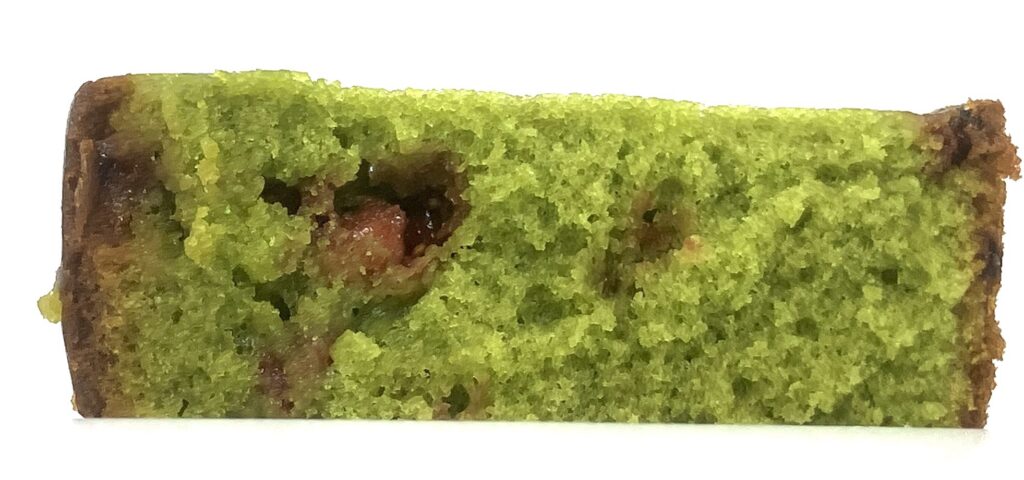 familymart-sweets-pistàcchio-strawberry-pound-cake-eating 