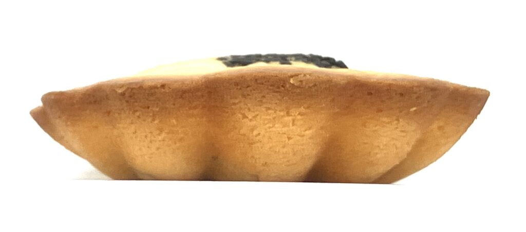 familymart-sweets-sweet-potato-madeleine-side