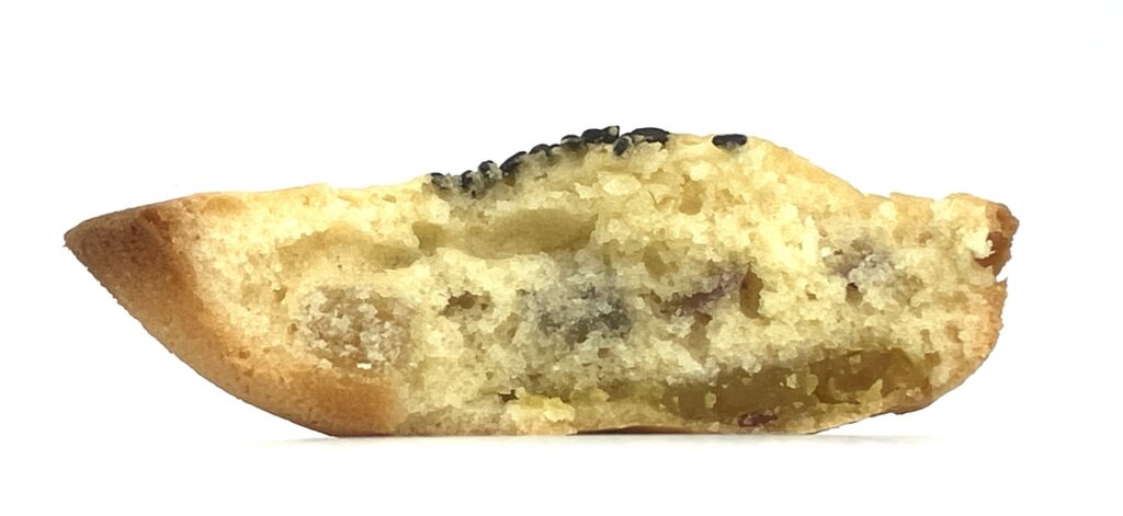 familymart-sweets-sweet-potato-madeleine-eating