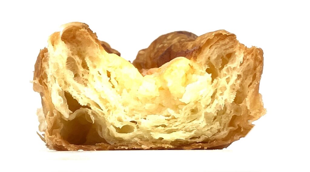 familymart-sweets-cheese-kouign-amann-eating
