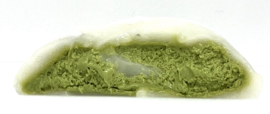 familymart-sweets-matcha-whipped-cream-condense-cream-eating