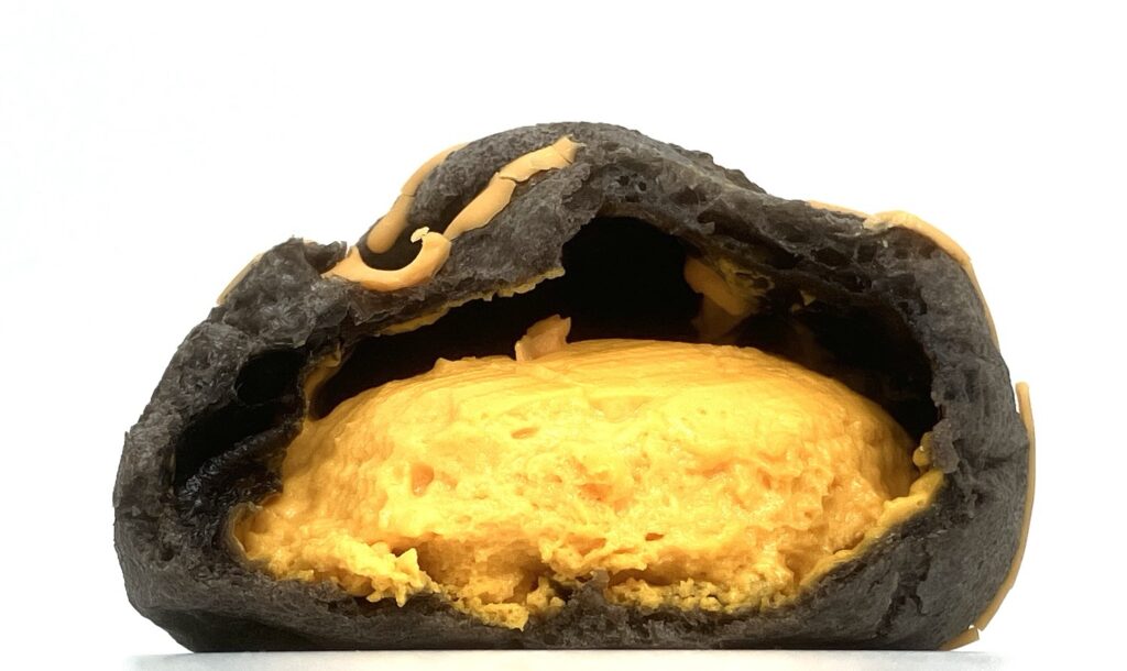 seven-eleven-sweets-cream-puff-pumpkin-cream-eating