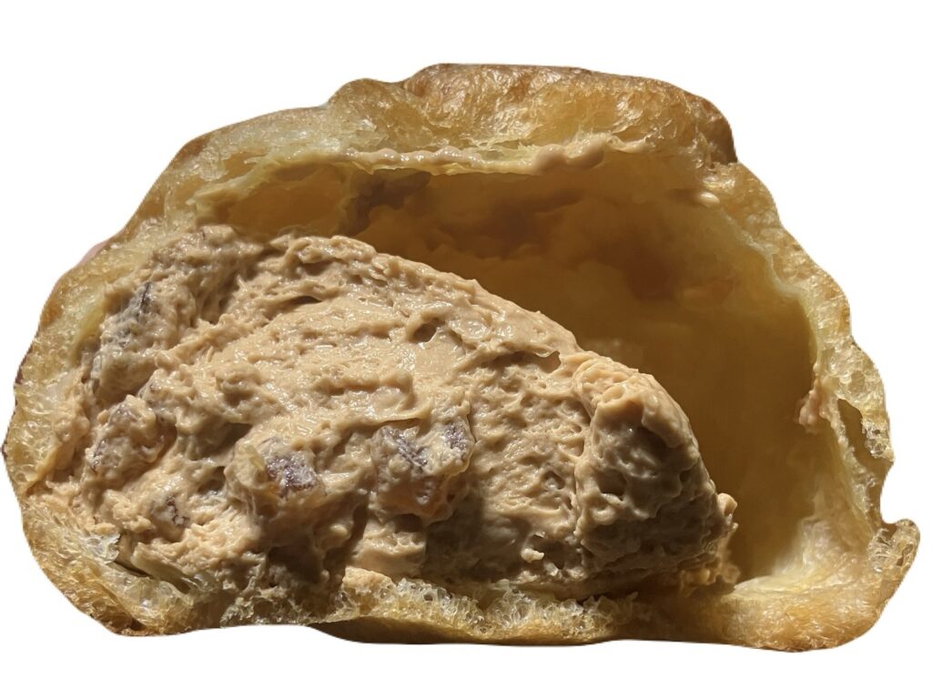 seven-eleven-cream-puff-milk-tea-cream-eating 