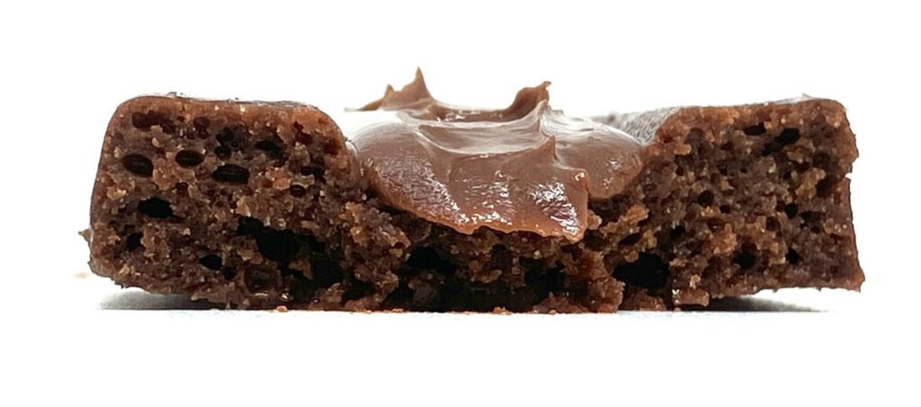 familymart-sweets-gâteau-au-chocolat-eating