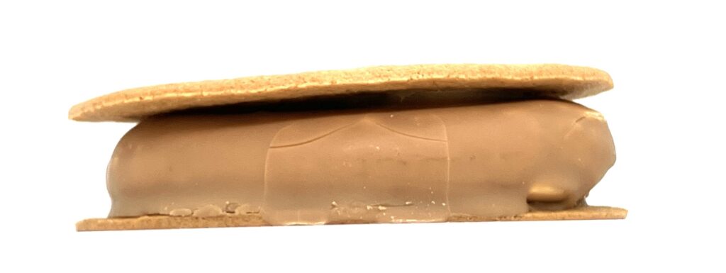 familymart-sweets-crispy-caramel-sand-side