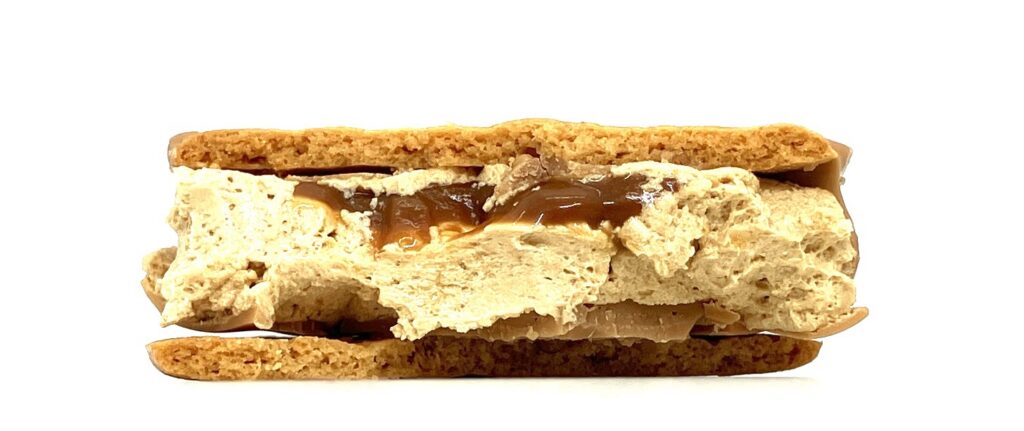 familymart-sweets-crispy-caramel-sand-eating 