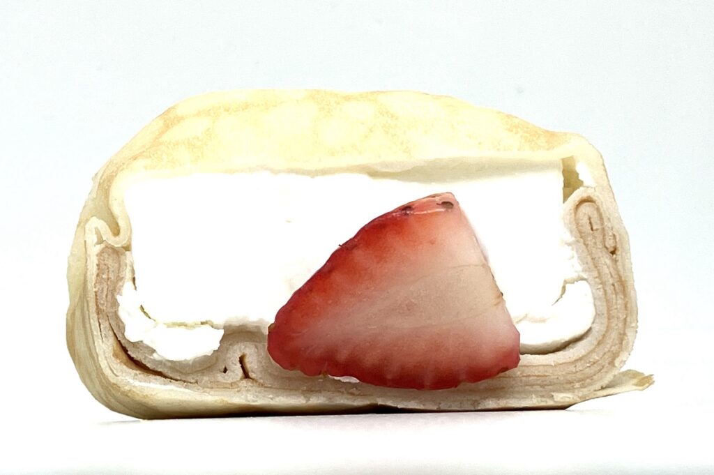 familymart-sweets-strawberry-crepe-eating 