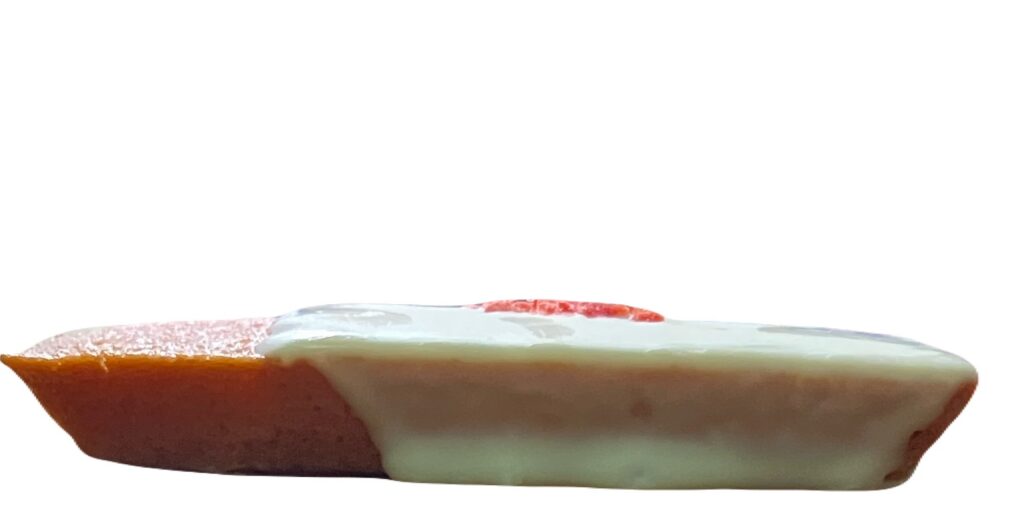 familymart-sweets-strawberry-financier-side