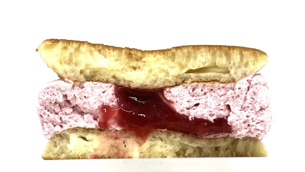 seven-eleven-pancake-strawberry-cream-source-eating 