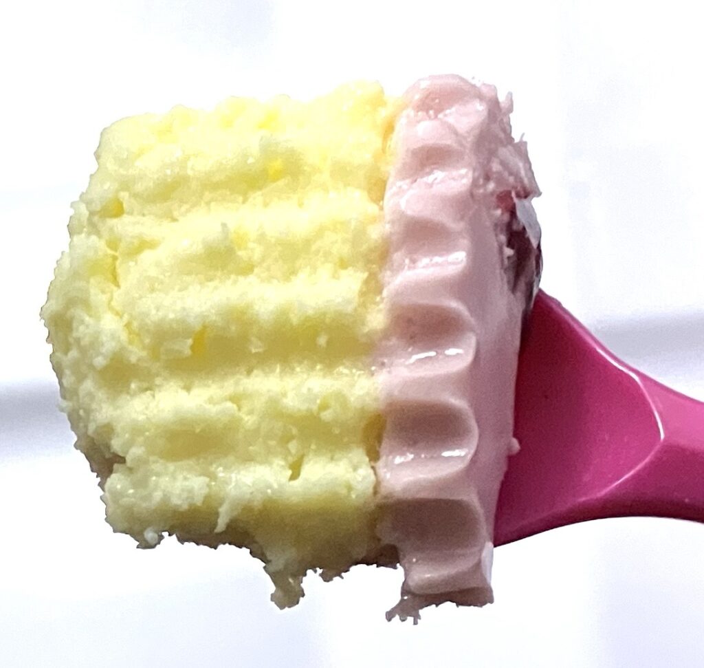 seven-eleven-strawberry-cheese-cake-eating 