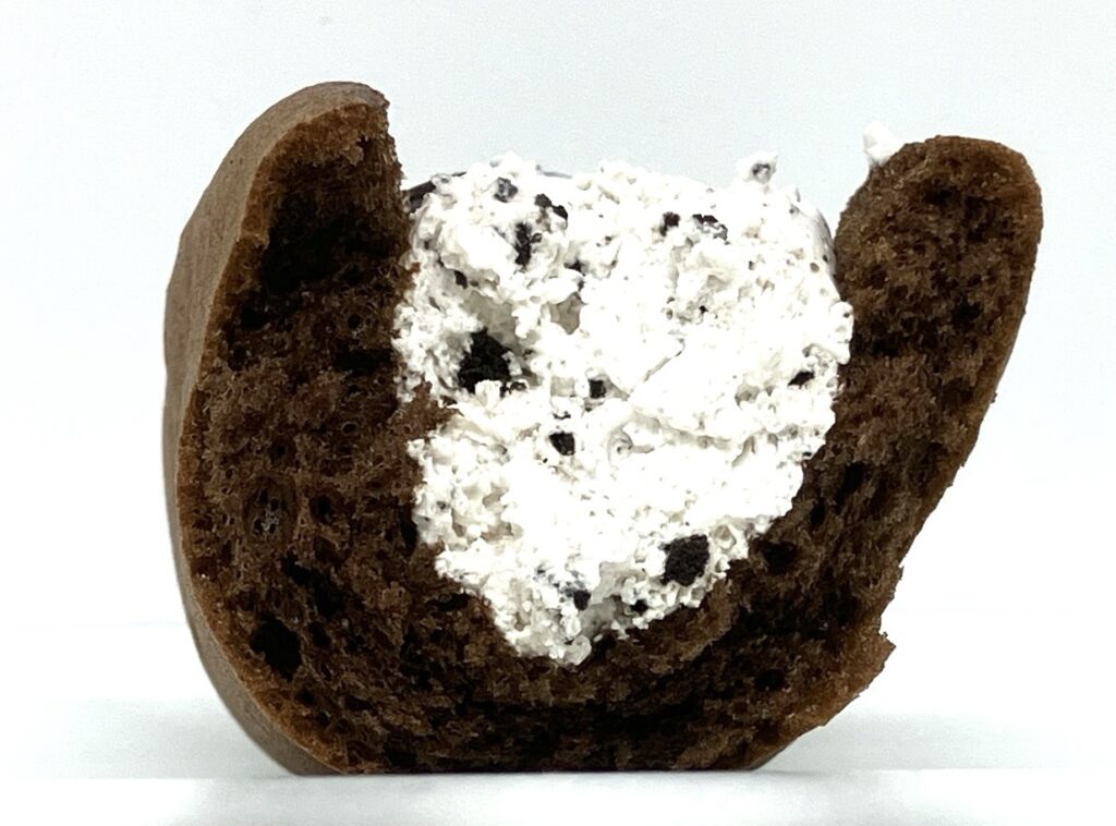 familymart-sweets-black-cat-omelet-eating 